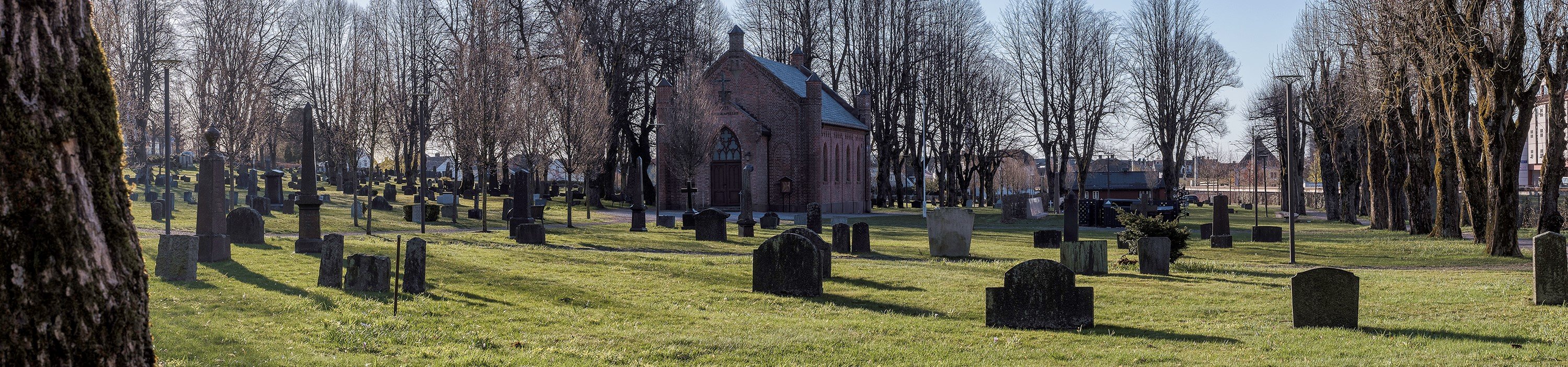 Tønsberg gamle kirkegård med Mariakapellet. Foto: Daniel Korslund / Statsforvalternes fellestjenester