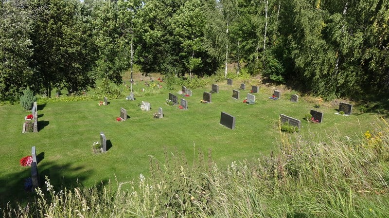 Fra Haug kirkegård, Ringerike. Foto: Åse Skrøvset / Statsforvalteren i Vestfold og Telemark. Graver på en gravplass om sommeren
