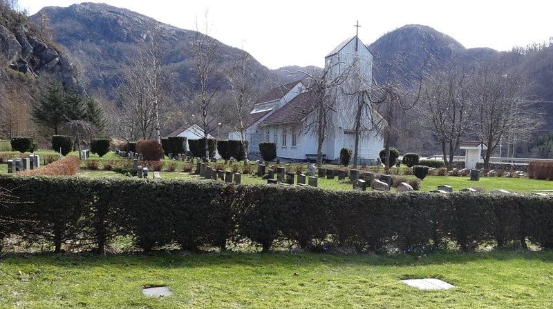 Trossamfunnsgravplass i Eigersund kommune. Foto: Åse Skrøvset / Statsforvalteren i Vestfold og Telemark. Kirke med gravplass om høsten